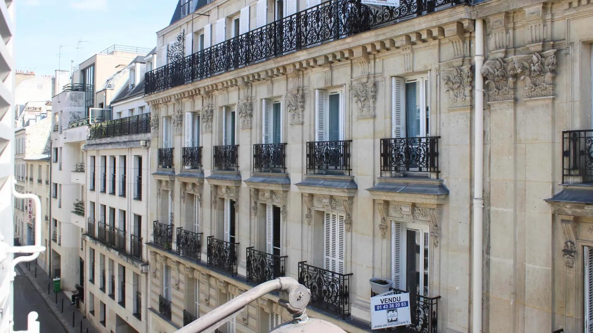 Pretty Parisian Cocoon In Rue De Levis