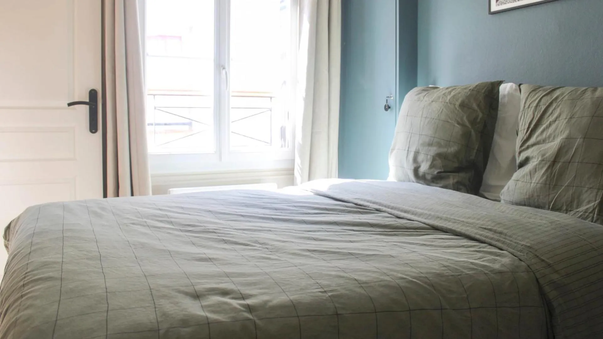 Pretty Parisian Cocoon In Rue De Levis *
