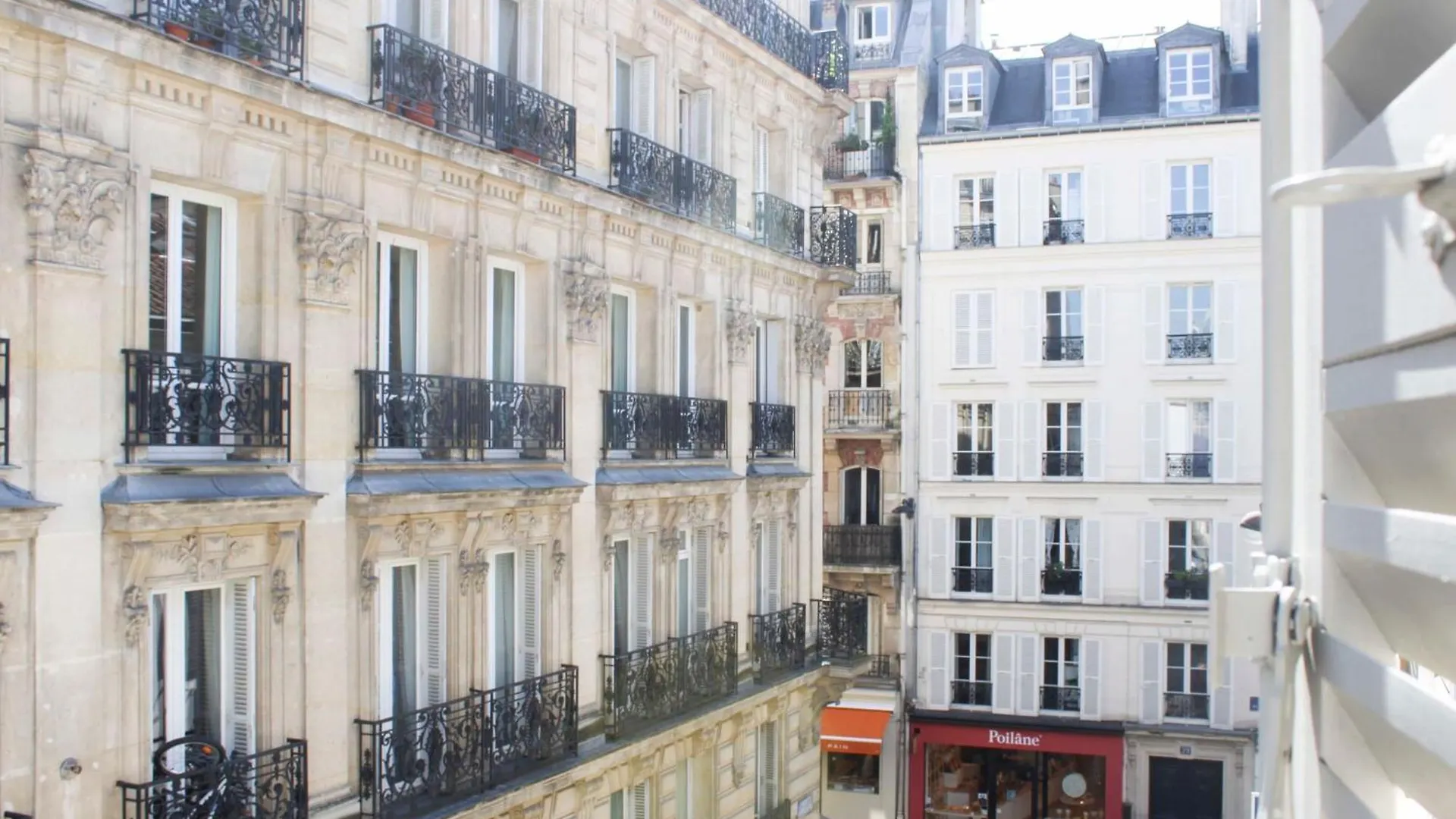 Pretty Parisian Cocoon In Rue De Levis * Paris