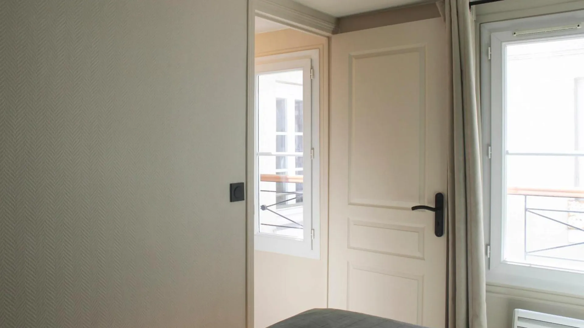 Апартаменты Pretty Parisian Cocoon In Rue De Levis